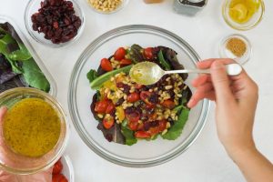 Schnelles Salatdressing: Honig-Senf-Dressing Rezept zum Selbermachen.