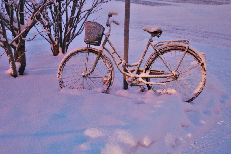 Vereistes Fahrradschloss öffnen im Winter