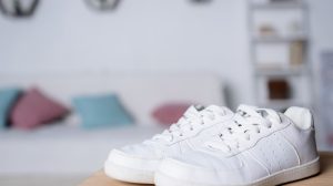 Weiße Schuhe putzen