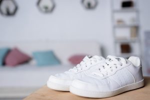 Weiße Schuhe putzen