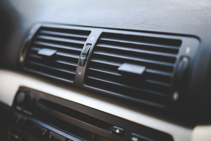 Was tun bei stinkender Klimaanlage im Auto?