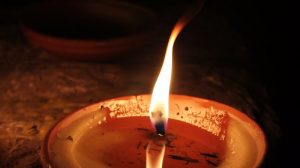 Kerzenwachs entfernen aus Kleidung & Teppich