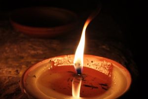 Kerzenwachs entfernen aus Kleidung & Teppich