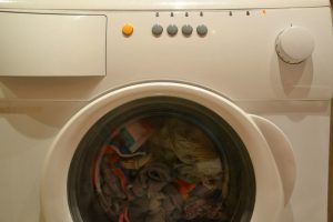 Stinkende Waschmaschine & müffelnde Wäsche vermeiden