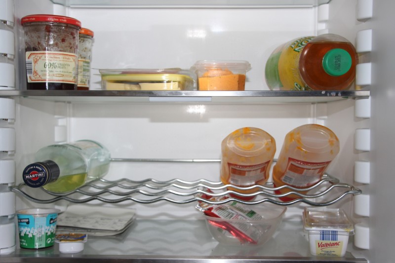 Muffigen Geruch im stinkenden Kühlschrank entfernen