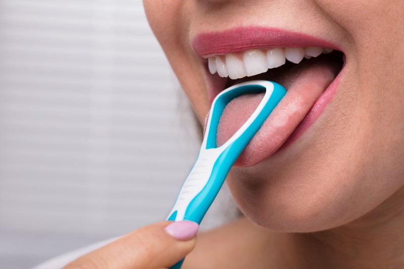 Belegte Zunge reinigen und Zungenbelag entfernen