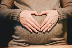 Harndrang in der Schwangerschaft: Ursachen, Symptome und Bewältigungstipps